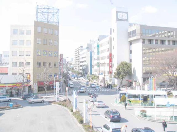 ＪＲ茨木駅歩道橋より。タクシーが便利。